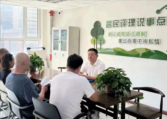 村（居）民評(píng)理說(shuō)事點(diǎn)調(diào)解矛盾糾紛。遼寧省司法廳供圖