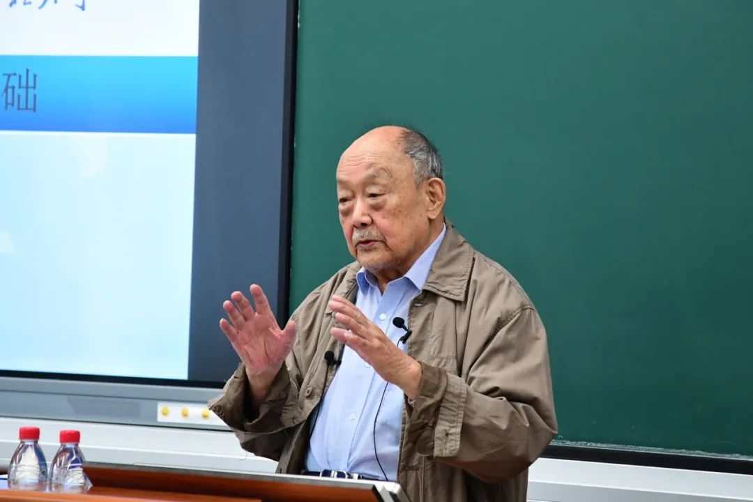 91歲的楊士莪院士“一站到底”為學生授課。哈爾濱工程大學供圖