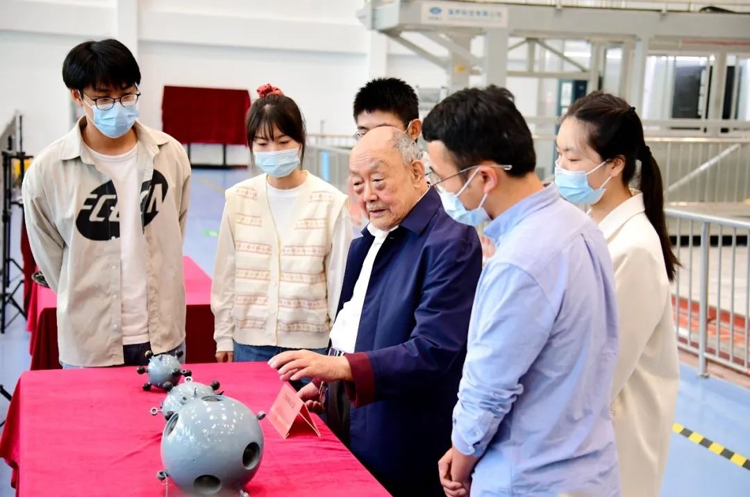 楊士莪院士在實驗室指導學生。哈爾濱工程大學供圖