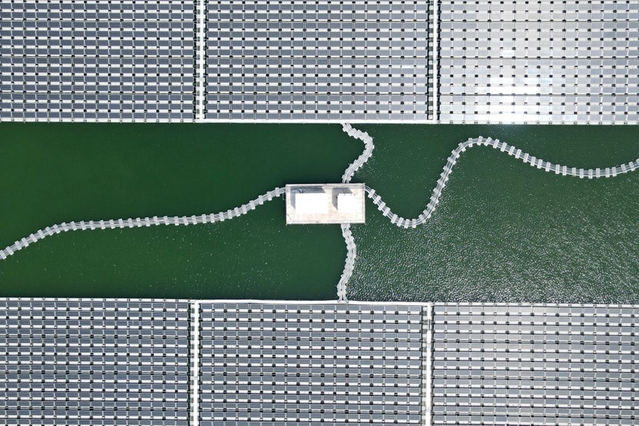 2022年8月25日拍攝的潁上縣毛圩水上光伏電站（無人機(jī)照片）。近年來，安徽省阜陽市潁上縣古城鎮(zhèn)積極推進(jìn)采煤沉陷區(qū)治理工作，將昔日的采煤沉陷區(qū)建設(shè)成水上光伏電站，既減少占用土地面積，又能生產(chǎn)清潔能源。