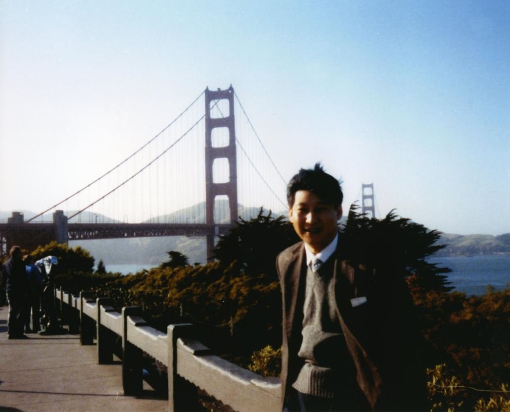 這是1985年，時任正定縣委書記的習近平在美國考察時的照片。新華社發(fā)