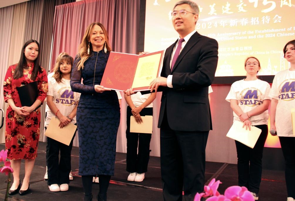 2024年2月27日，中國駐芝加哥總領事館舉辦慶祝中美建交45周年招待會，來自馬斯卡廷中學的學生們在招待會上收到一份特殊禮物——中國國家主席習近平給他們的復信。新華社記者 徐靜 攝