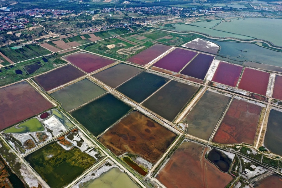 這是2023年7月11日拍攝的山西運(yùn)城鹽湖一角（無人機(jī)照片）。按照“生態(tài)優(yōu)先、保護(hù)為主、適度開發(fā)”的原則，2020年9月，運(yùn)城市全面停止鹽湖范圍內(nèi)的工業(yè)生產(chǎn)活動(dòng)。近年來，千年鹽湖正在向生態(tài)保護(hù)、風(fēng)貌重塑、產(chǎn)業(yè)轉(zhuǎn)型、全域旅游的“綠色發(fā)展”轉(zhuǎn)變。