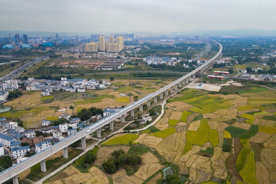 2021年10月14日，聯(lián)調(diào)聯(lián)試列車經(jīng)過贛深高鐵信豐特大橋（無人機(jī)照片）。2021年12月10日，連通贛南革命老區(qū)與深圳經(jīng)濟(jì)特區(qū)的贛深高鐵正式開通運(yùn)營，江西與粵港澳大灣區(qū)間形成快速客運(yùn)通道。