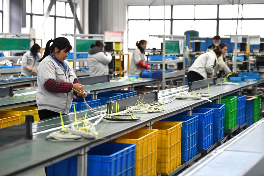 2022年2月16日，工作人員在安徽省滁州市汊河軌道交通裝備產(chǎn)業(yè)園的一家軌道交通裝備企業(yè)生產(chǎn)線上忙碌。安徽省滁州市來安縣汊河鎮(zhèn)地處皖蘇交界，緊鄰南京市江北新區(qū)。近年來，來安縣成為承接南京產(chǎn)業(yè)轉(zhuǎn)移的前沿陣地，汊河這個(gè)曾經(jīng)的傳統(tǒng)農(nóng)業(yè)小鎮(zhèn)緊抓機(jī)遇，開始深度融入長三角，參與產(chǎn)業(yè)協(xié)作分工。產(chǎn)業(yè)園吸引了越來越多長三角地區(qū)軌道交通企業(yè)入駐，形成了鐵路客車、城際軌道零部件研發(fā)、生產(chǎn)、銷售的產(chǎn)業(yè)集群。