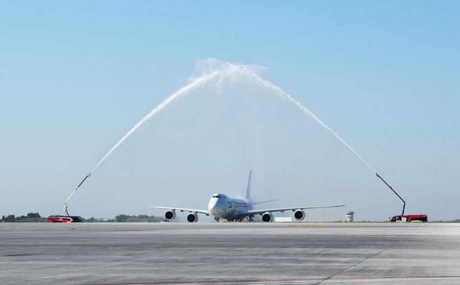 2023年6月14日，盧森堡國際貨運(yùn)航空公司的B747－8F全貨機(jī)抵達(dá)鄭州。鄭州—盧森堡“空中絲綢之路”貨運(yùn)量累計(jì)突破100萬噸。