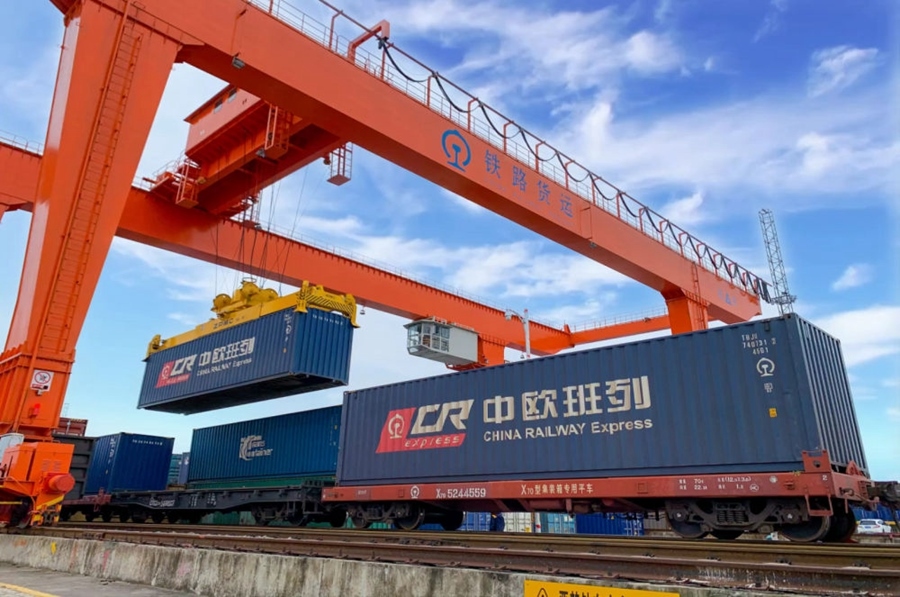 2022年4月29日，在鐵路合肥北站物流基地集裝箱作業(yè)區(qū)，龍門吊吊裝準(zhǔn)備發(fā)運(yùn)的中歐班列集裝箱。