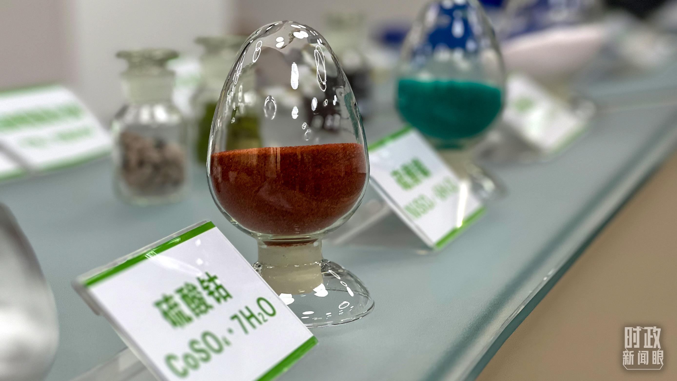 △巴斯夫杉杉電池材料有限公司的產(chǎn)品展示。（總臺(tái)央視記者李煒拍攝）