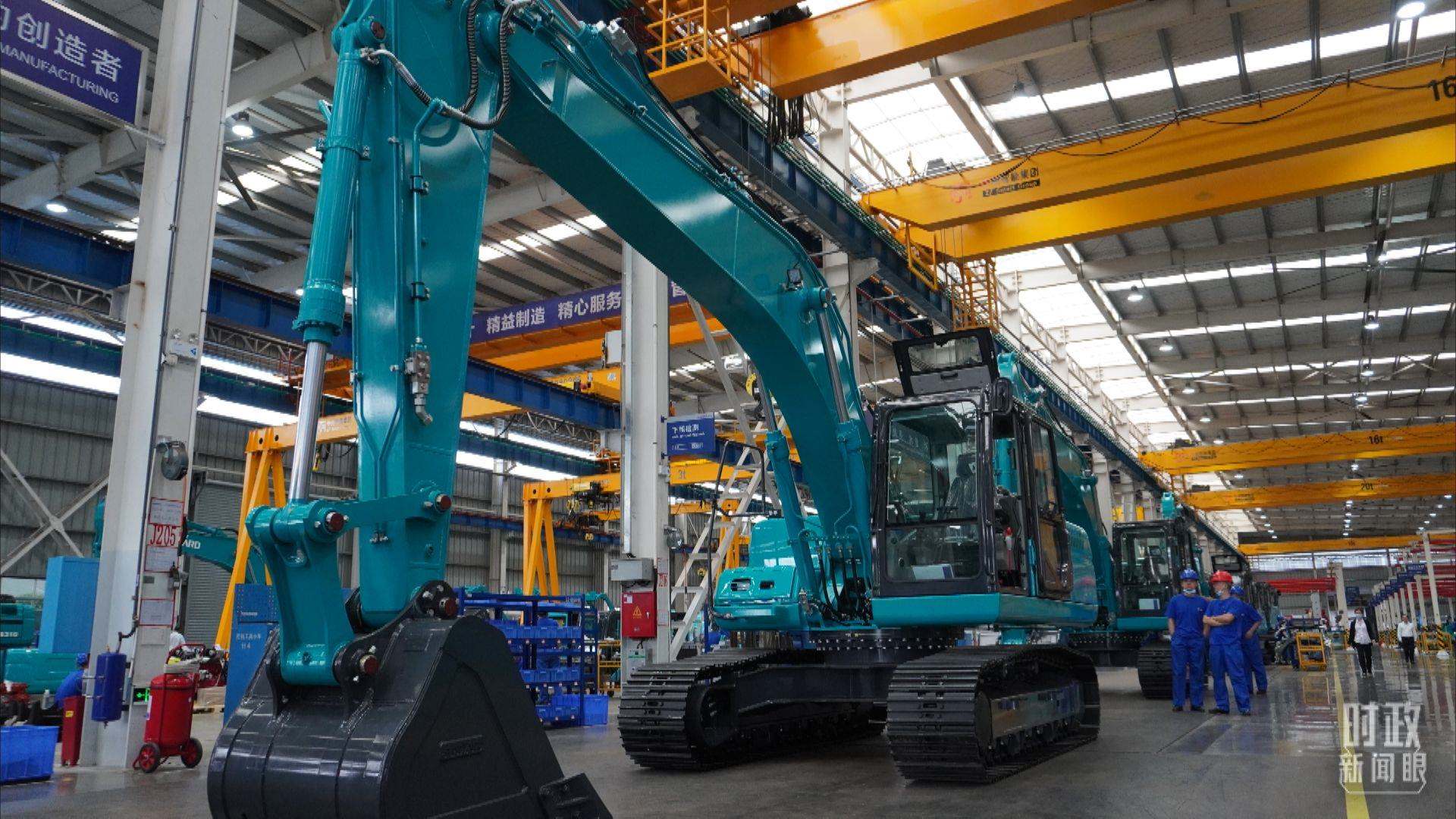 △這是山河智能大型挖掘機(jī)的組裝車間。2020年9月，習(xí)近平曾到此地考察。（總臺(tái)央視記者郭曉龍拍攝）