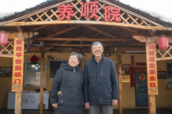 在伊春市友好區(qū)，伊春森工上甘嶺林業(yè)局有限責(zé)任公司溪水林場分公司退休職工劉養(yǎng)順（右）和老伴楊秋娥在自家農(nóng)家院中（3月13日攝）。新華社記者 謝劍飛 攝