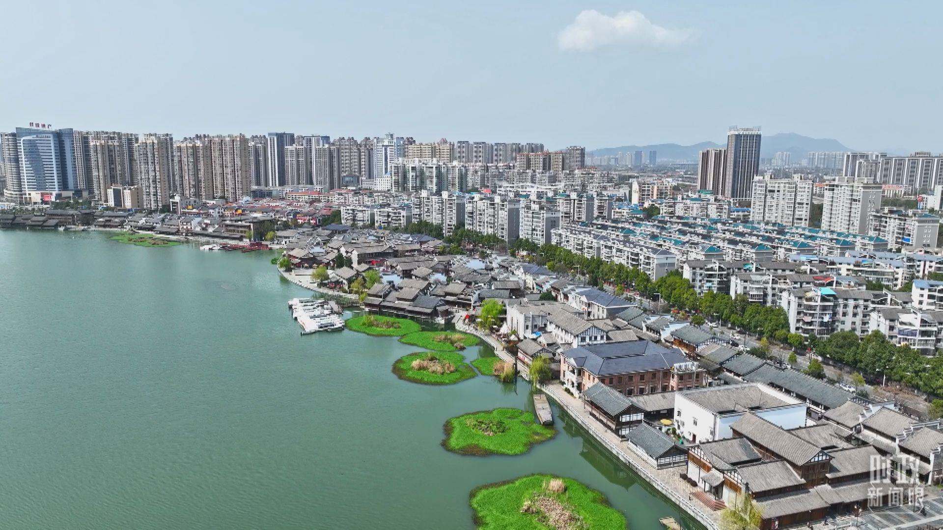 △沅江江畔，常德河街與現(xiàn)代建筑交相輝映。（總臺(tái)央視記者范凱拍攝）