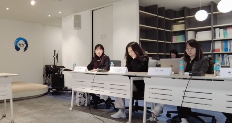 記者（左一）在交流活動上，以加強中日韓三國經濟合作、增進三國民眾相互理解為主題發(fā)表演講。權小星攝