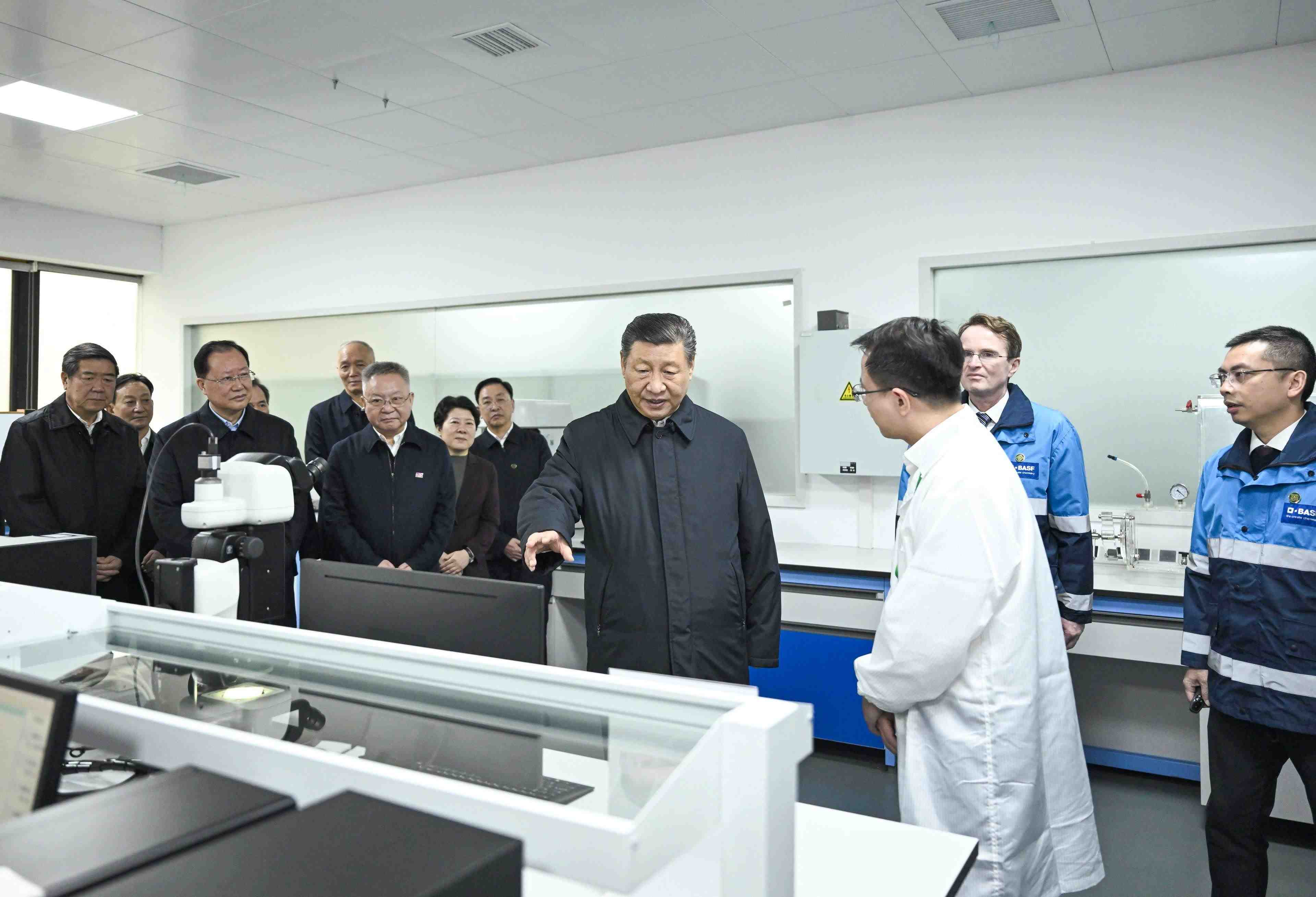 △3月18日，正在湖南長沙考察的習(xí)近平總書記來到巴斯夫杉杉電池材料有限公司，聽取當(dāng)?shù)丶涌彀l(fā)展新質(zhì)生產(chǎn)力、擴大高水平對外開放等情況介紹，察看企業(yè)產(chǎn)品展示，了解材料性能測試情況和電池生產(chǎn)流程。