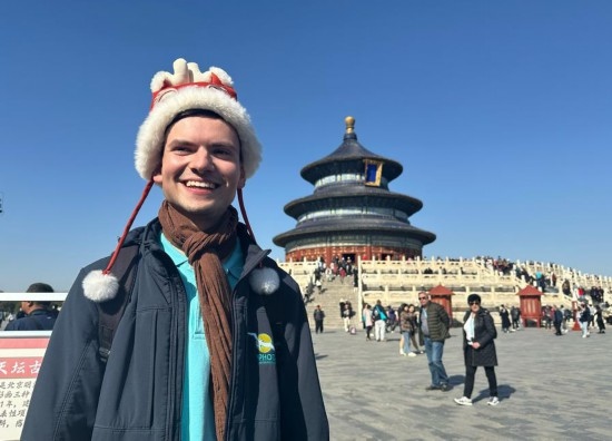 3月20日，德國游客馬克西米利安在北京天壇公園參觀游覽。新華社記者 楊淑君 攝