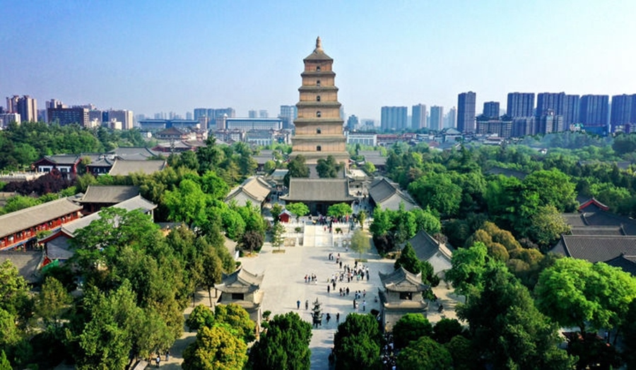  這是2023年4月19日拍攝的西安大雁塔（無人機(jī)照片）。2014年6月，由中國(guó)、哈薩克斯坦和吉爾吉斯斯坦三國(guó)聯(lián)合申報(bào)的“絲綢之路：長(zhǎng)安-天山廊道的路網(wǎng)”成功列入《世界遺產(chǎn)名錄》,成為世界上第一個(gè)以聯(lián)合申報(bào)的形式成功列入世界遺產(chǎn)名錄的絲綢之路項(xiàng)目，也是聯(lián)合國(guó)教科文組織確定的絲綢之路54個(gè)廊道中第一個(gè)成功申遺的項(xiàng)目。新華社記者 劉瀟 攝