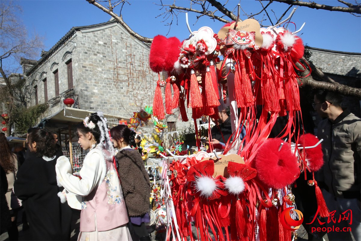 游客身著傳統(tǒng)服飾游南京老門東歷史文化街區(qū)。人民網(wǎng)記者 劉微攝