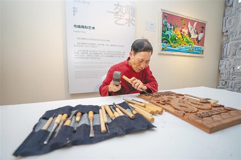 △2024年3月25日，在博鰲東嶼島文化公園海口城市展現(xiàn)場，非遺傳承人展演龍?zhí)恋窨趟囆g。