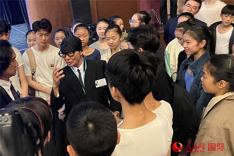 松山芭蕾舞團總代表清水哲太郎與中央芭蕾舞團舞蹈學(xué)校的學(xué)生們交流。人民網(wǎng)記者 張麗婭攝