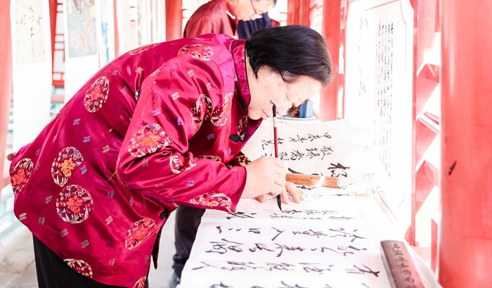 杏花節(jié)書畫展上書法家現場創(chuàng)作。受訪方供圖