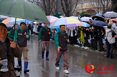 飼養(yǎng)員姜哲遠(yuǎn)和宋永寬為“福寶”開(kāi)路送行。人民網(wǎng) 李帆攝