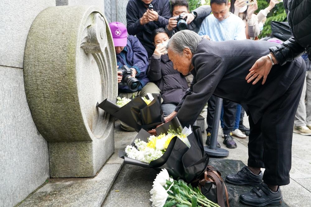 南京大屠殺幸存者夏淑琴在獻花。新華社記者李博 攝