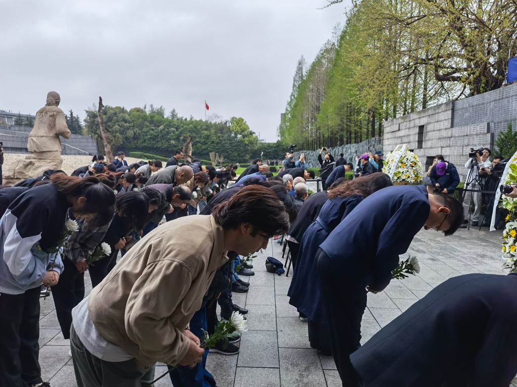 人們面向“哭墻”鞠躬。新華社記者邱冰清 攝