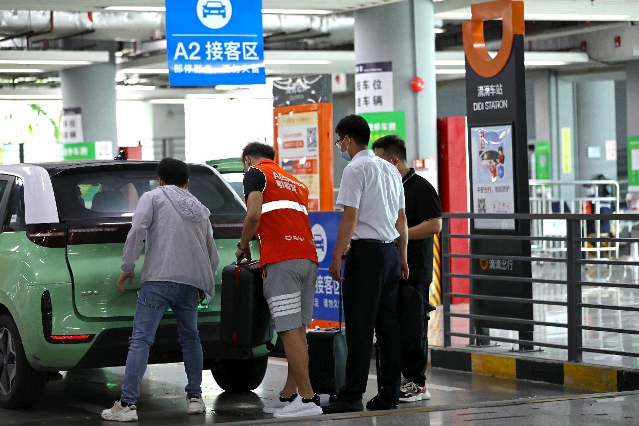 司機(jī)師傅在滴滴車站接乘客上車。（受訪者供圖）