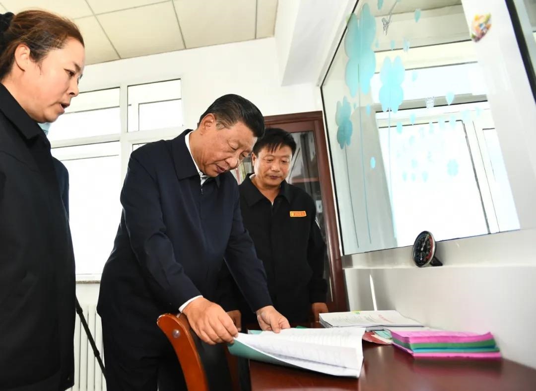 △2021年8月23日，在河北塞罕壩機械林場考察時，習近平總書記親切看望護林員劉軍、王娟夫婦，并登上望海樓，詳細了解他們的日常工作和飲食起居情況。