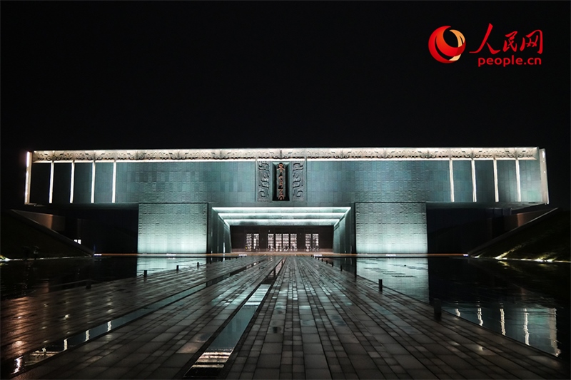 夜間的殷墟博物館外景。人民網(wǎng)記者 韋衍行攝