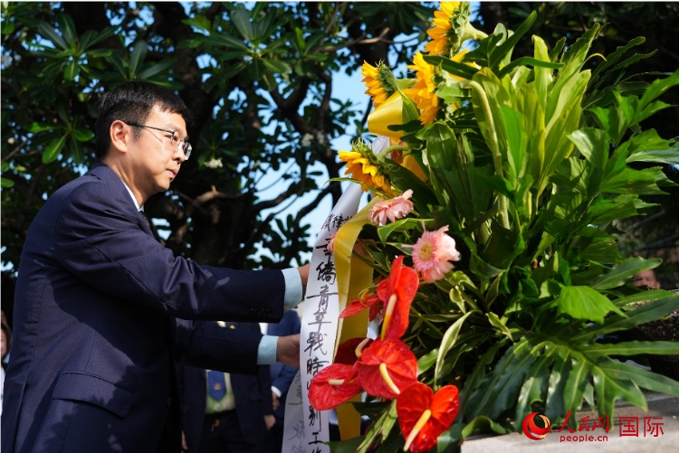 中國(guó)駐菲律賓使館周志勇臨時(shí)代辦一行向菲律賓華僑抗日烈士紀(jì)念碑、烈士墓等敬獻(xiàn)花圈。人民網(wǎng)記者 樊帆攝