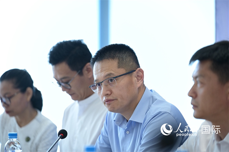 緬甸中國企業(yè)商會會長、工商銀行仰光分行行長劉銘介紹有關情況-人民網(wǎng)記者謝佳君攝