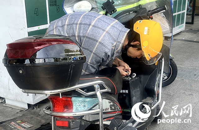 杭州一名外賣騎手正在更換共享電池。人民網記者 張麗瑋攝