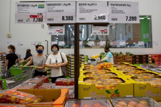 2022年7月9日，人們在韓國高陽市一家超市水果區(qū)購物。新華社記者王益亮攝
