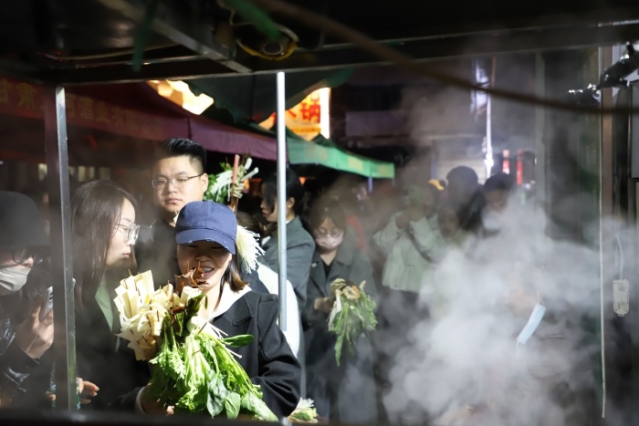 天水麻辣燙爆火，游客正在排隊。圖片來源：天水市融媒體中心