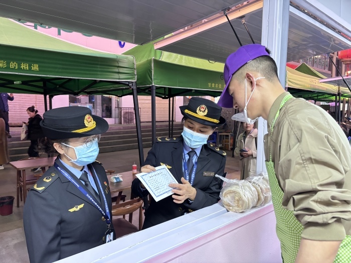 甘肅省天水市麥積區(qū)北道埠街道市場監(jiān)管所為麥積區(qū)步行街開辦的“麻辣燙一條街”提供送證上門服務。受訪者供圖