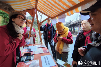 1月6日，“2024成都蒲江柑甜采摘節(jié)”上，記者見到了小萌（左一）和許多年輕人忙著做訪客接待、現場布置、票務核對、采摘服務等工作。人民網記者朱虹攝