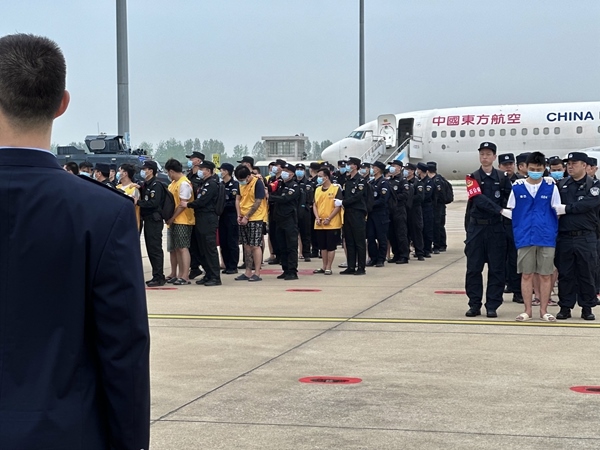 中國籍涉賭詐違法犯罪嫌疑人從柬埔寨被押解回國。人民網(wǎng)記者 郝萍攝