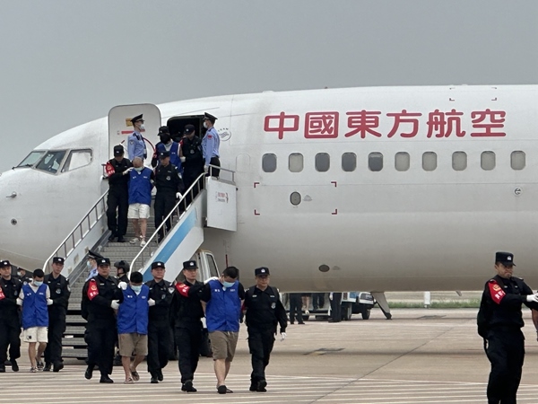 中國籍涉賭詐違法犯罪嫌疑人從柬埔寨被押解回國。人民網(wǎng)記者 郝萍攝