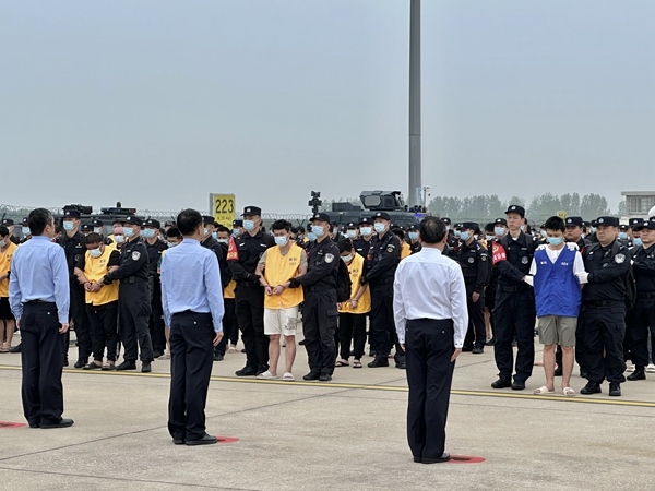 中國籍涉賭詐違法犯罪嫌疑人從柬埔寨被押解回國。人民網(wǎng)記者 郝萍攝
