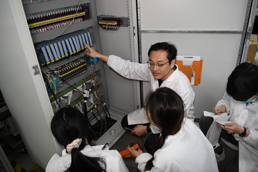 2024年4月6日，在位于安徽合肥的中國科學技術大學，安徽省先進功能高分子薄膜工程實驗室團隊成員在檢修自主研制的高分子薄膜原位雙向拉伸實驗設備的電氣控制系統(tǒng)。