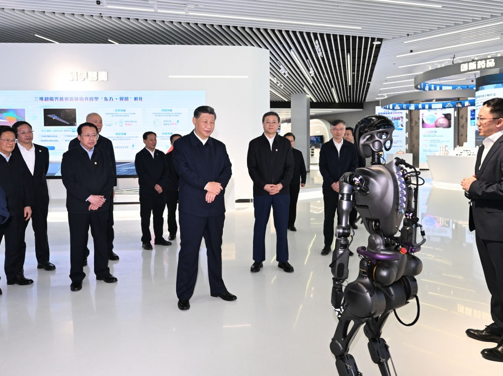 2023年11月28日下午，習近平總書記在上海浦東新區(qū)張江科學城參觀上?？萍紕?chuàng)新成果展。
