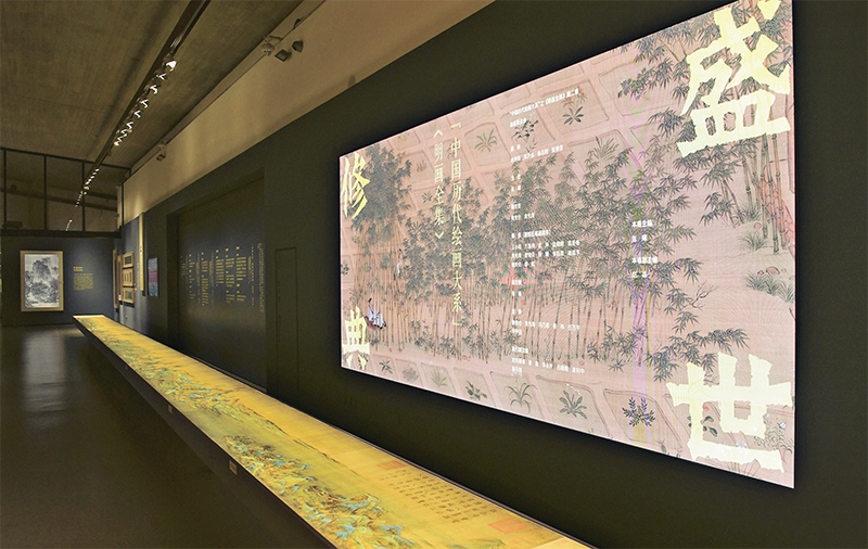 “中國歷代繪畫大系”，是習(xí)近平總書記親自批準(zhǔn)、高度重視的一項(xiàng)規(guī)模浩大、縱貫歷史、橫跨中外的國家級重大文化工程。圖為中國國家版本館杭州分館展示的“盛世修典——‘中國歷代繪畫大系’”收錄的數(shù)字化古畫（2023年5月31日攝）。 新華社記者 翁忻旸/攝