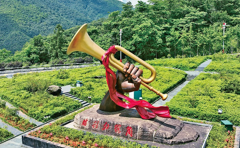 井岡山，是中國革命的搖籃。圖為2023年6月28日在井岡山拍攝的“勝利的號角”雕塑。 新華社記者 萬象/攝