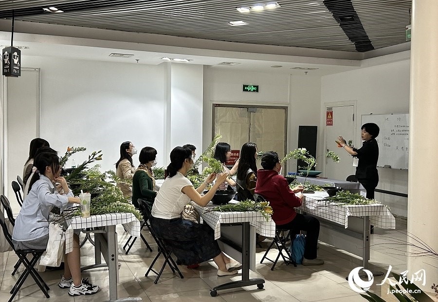 插花體驗課。人民網(wǎng) 玄番登史江攝