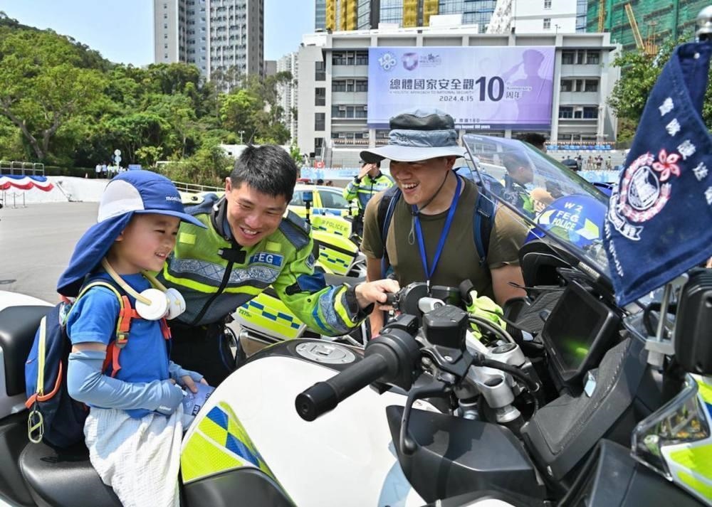 △2024年4月13日，香港特區(qū)政府警務(wù)處舉行“全民國家安全教育日”暨香港警察學(xué)院開放日開幕典禮。這是13日當(dāng)天，警隊(duì)護(hù)送組人員現(xiàn)場(chǎng)向市民介紹其工作。