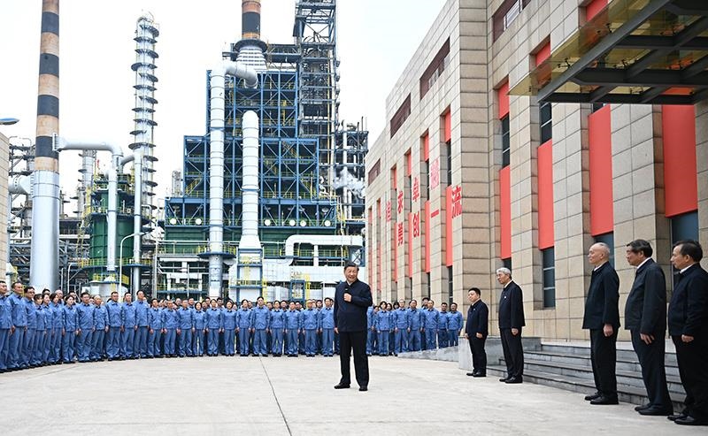 △2023年10月10日，在江西考察的習(xí)近平總書記來到中國石化九江分公司，同企業(yè)員工親切交流。