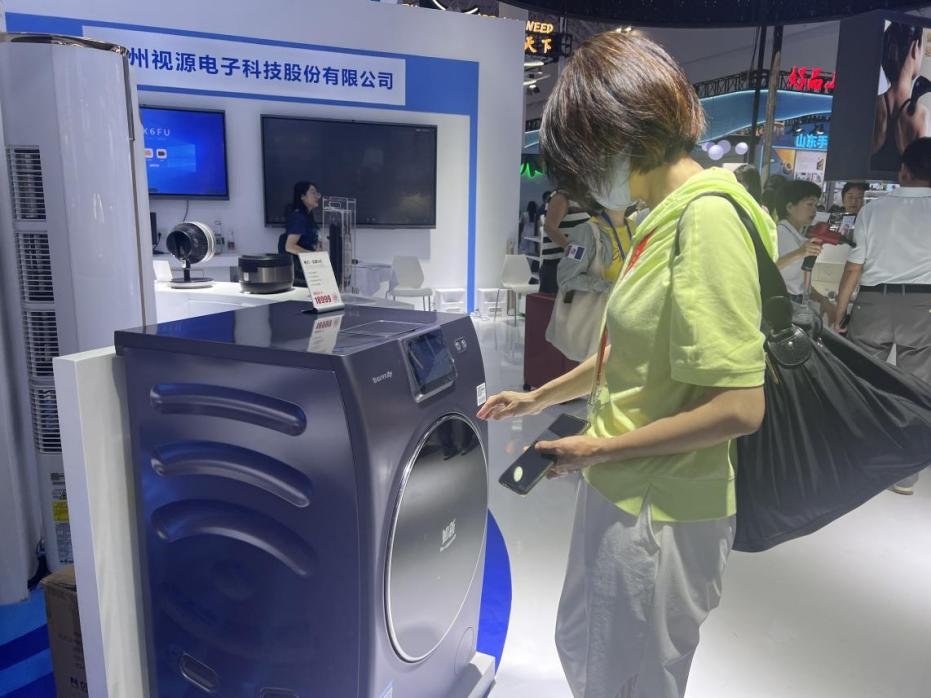 在廣東館展區(qū)內(nèi)，觀展者正在了解家用電器性能。人民網(wǎng)記者 楊迪攝