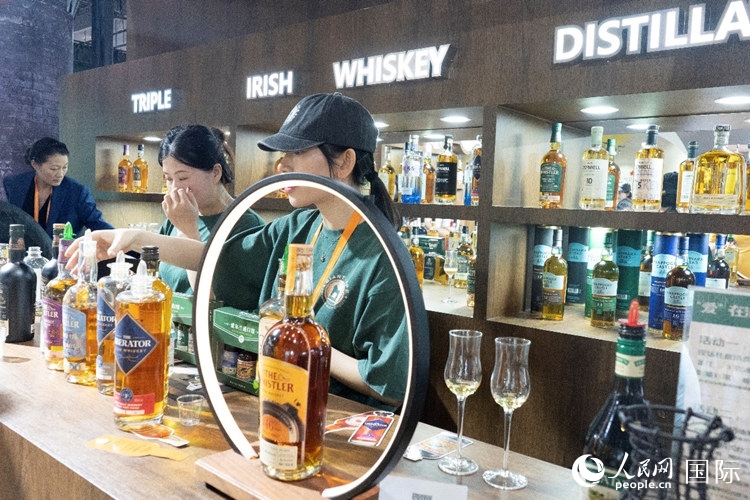 第四屆中國國際消費(fèi)品博覽會愛爾蘭國家館內(nèi)的參展商。人民網(wǎng) 常沙攝