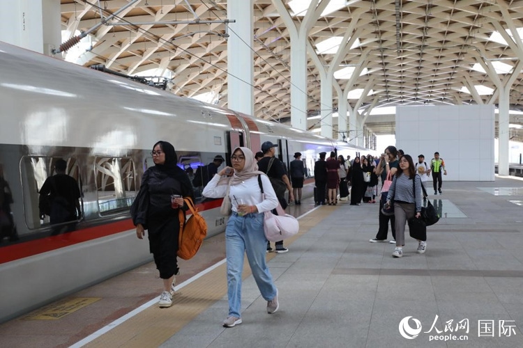 在雅萬高鐵雅加達(dá)哈利姆站站臺，乘客準(zhǔn)備登上動車組列車。人民網(wǎng)記者 曹師韻攝