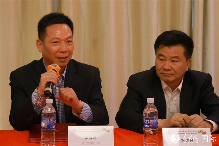 武漢市僑聯(lián)主席徐祥忠（左）在座談會(huì)上致辭。人民網(wǎng)記者 陳海琪攝